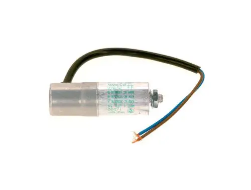 Transparenter zylindrischer Kondensator mit zwei Anschlüssen. Ein Kabel ist schwarz, das andere braun mit einem Kupferdraht. Gehäuse mit grüner Beschriftung, Marke Bosch erkennbar.